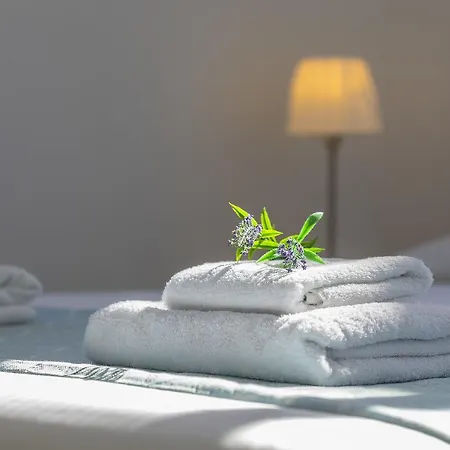 Апартаменты Mackenzie Zoe Seafront *