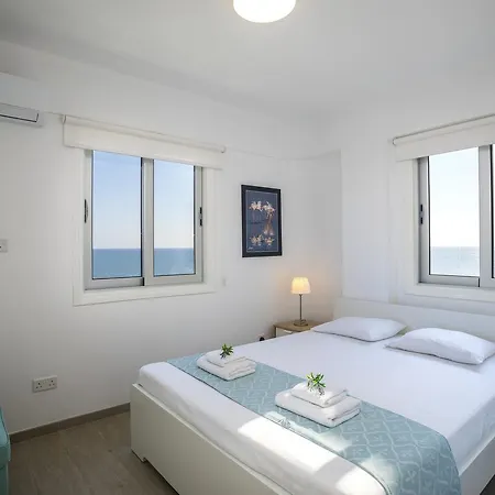 Apartment Mackenzie Zoe Seafront *