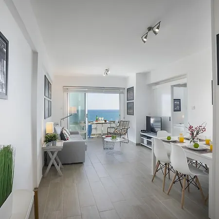 Mackenzie Zoe Seafront Apartment *