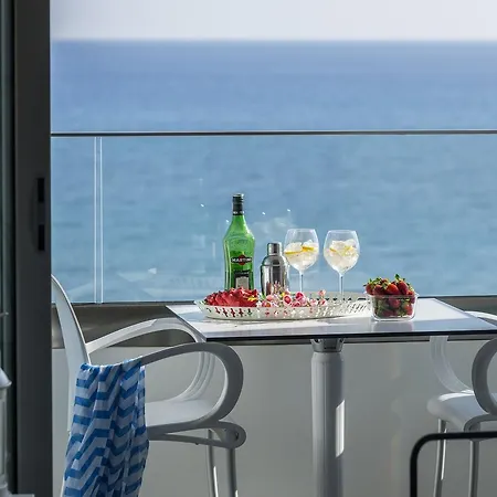 Апартаменты Mackenzie Zoe Seafront *