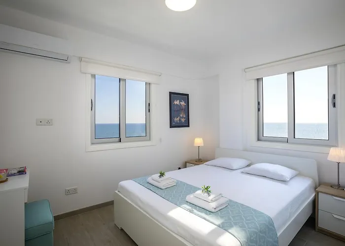 Апартаменты Mackenzie Zoe Seafront *