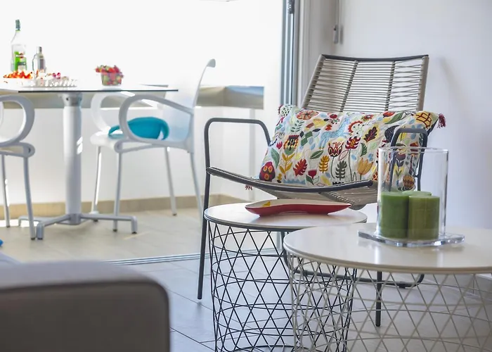 Mackenzie Zoe Seafront Apartment *