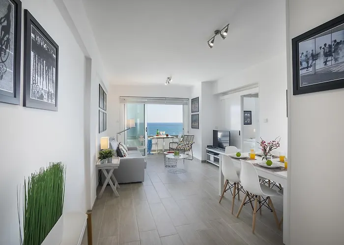 Mackenzie Zoe Seafront Апартаменты *