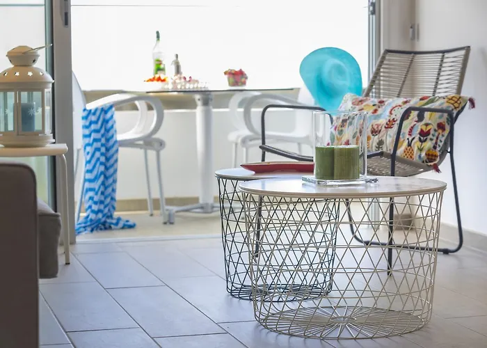 Mackenzie Zoe Seafront Apartment *